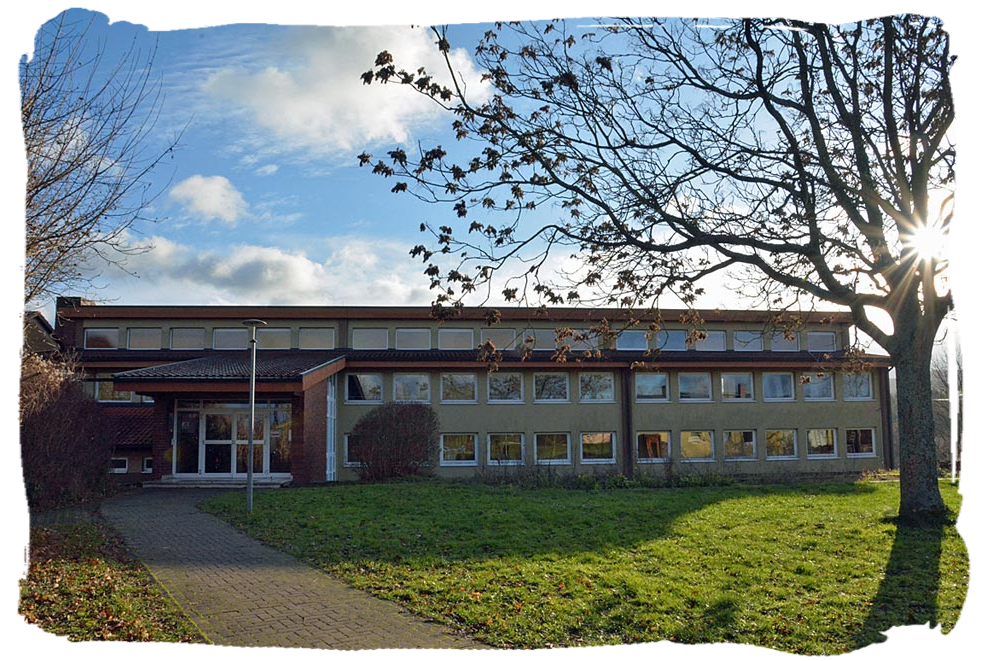 Eingang Schule Urphar-Lindelbach Schulgebäude Frontansicht